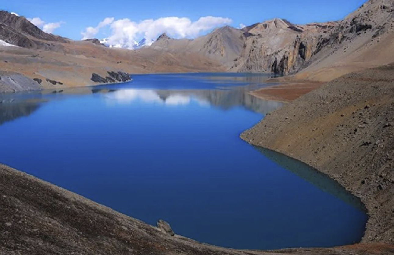 荒山之间的蓝色高山湖泊