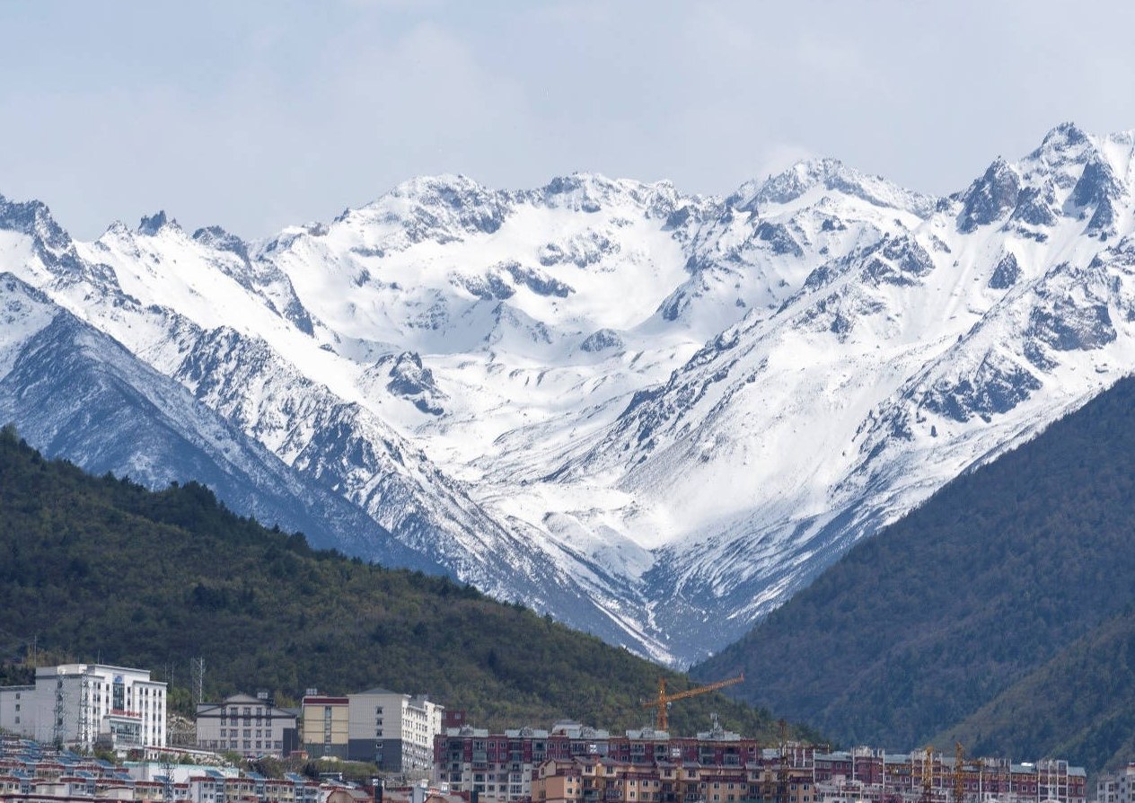 城市上方的雪山景观