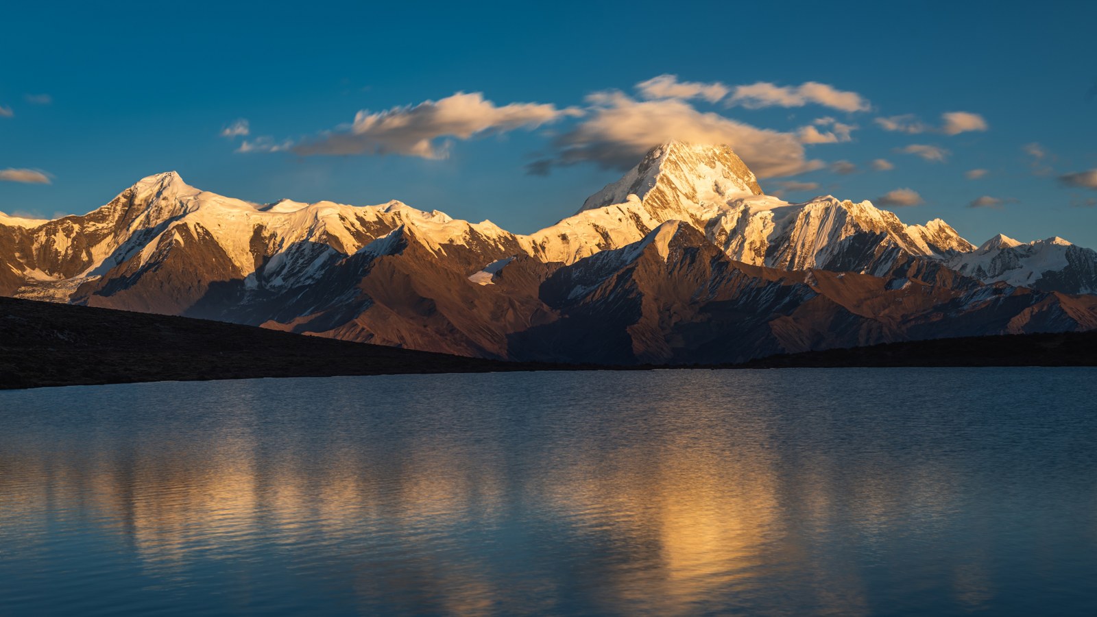 湖畔连绵的雪山山脉