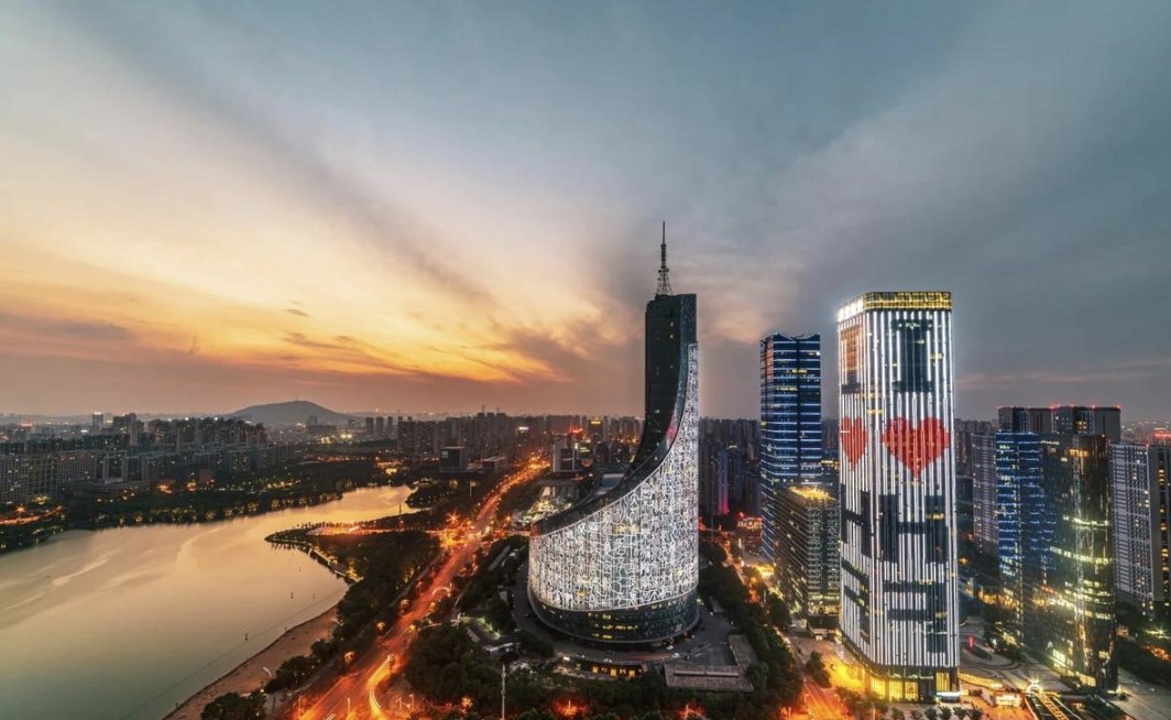 傍晚的城市河岸与建筑天际线