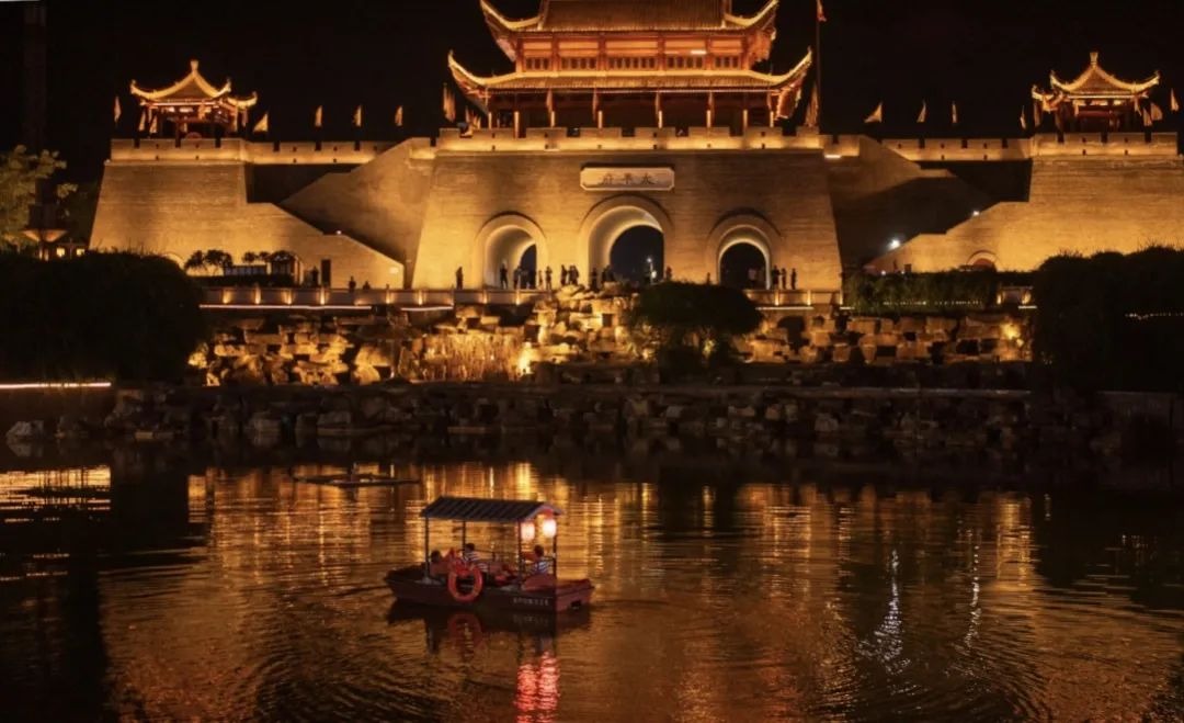 夜间灯光映照的传统建筑与河水