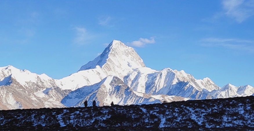 蓝天下的尖锐雪山