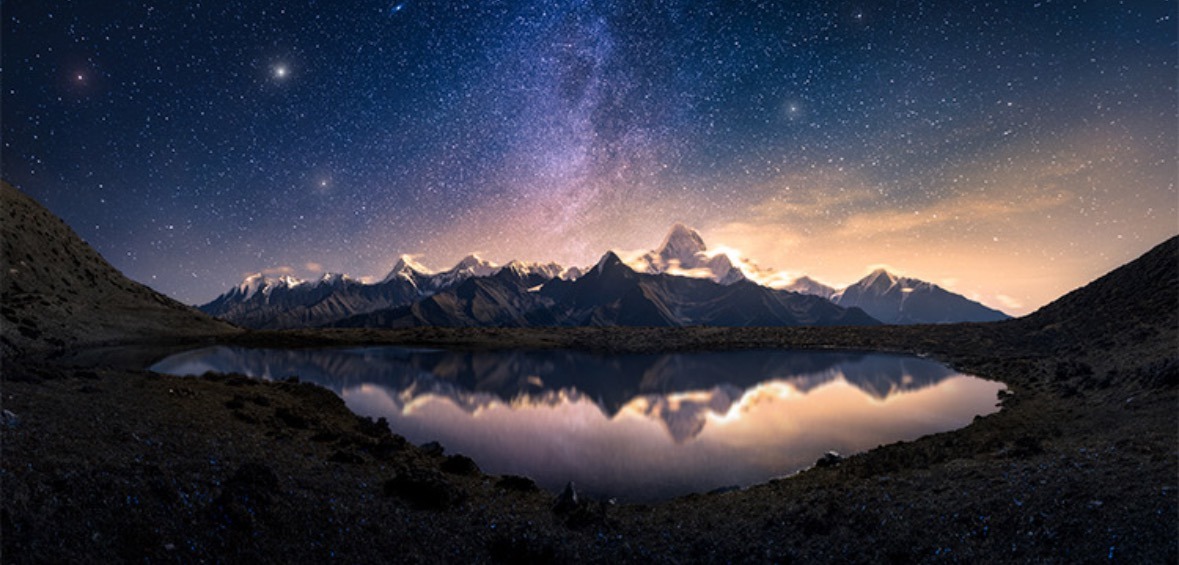 星空下的雪山和湖泊