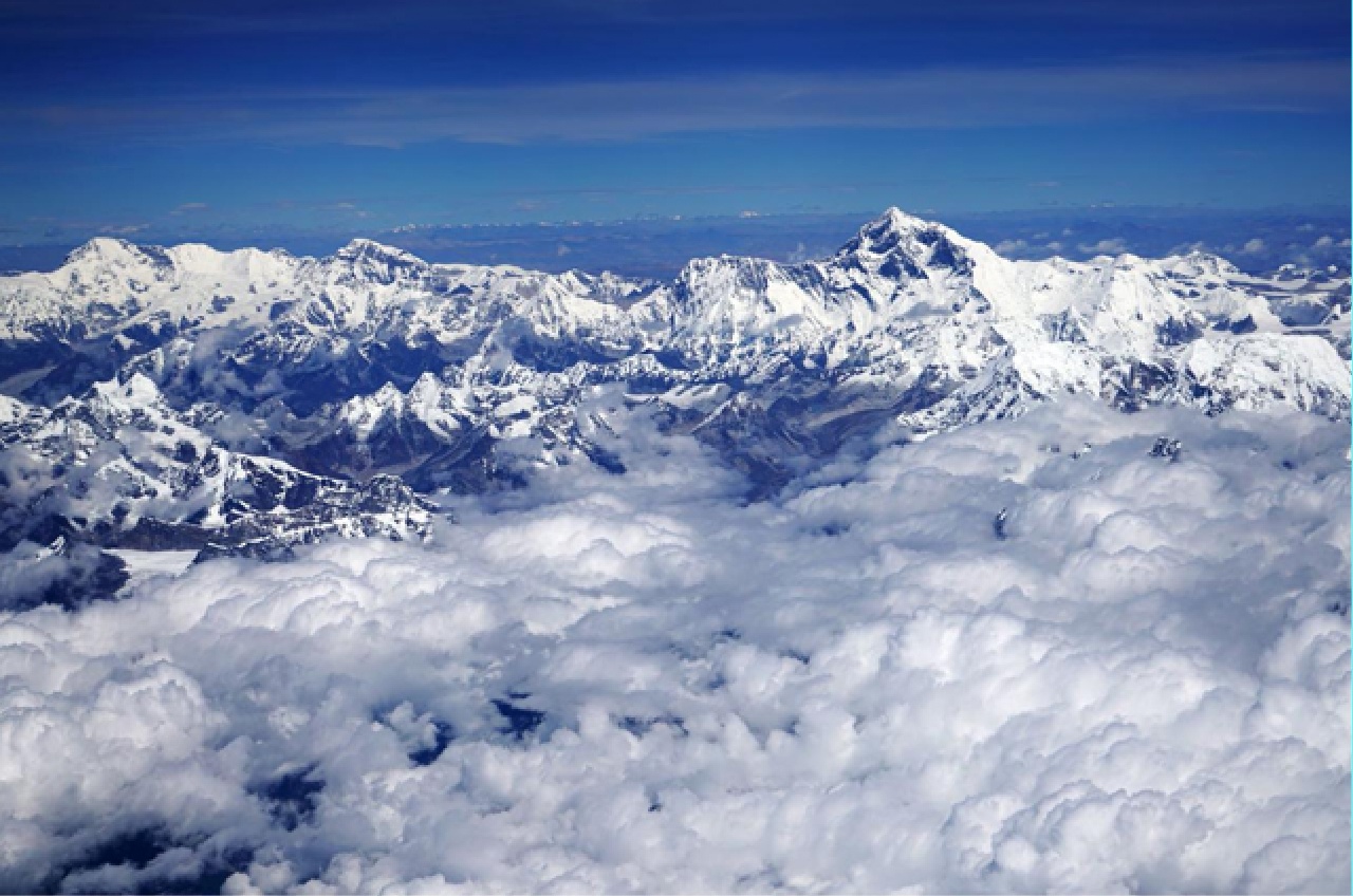 云海之上的雪山群峰