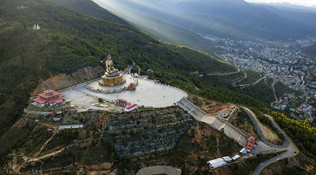 山顶平台上的大型雕像