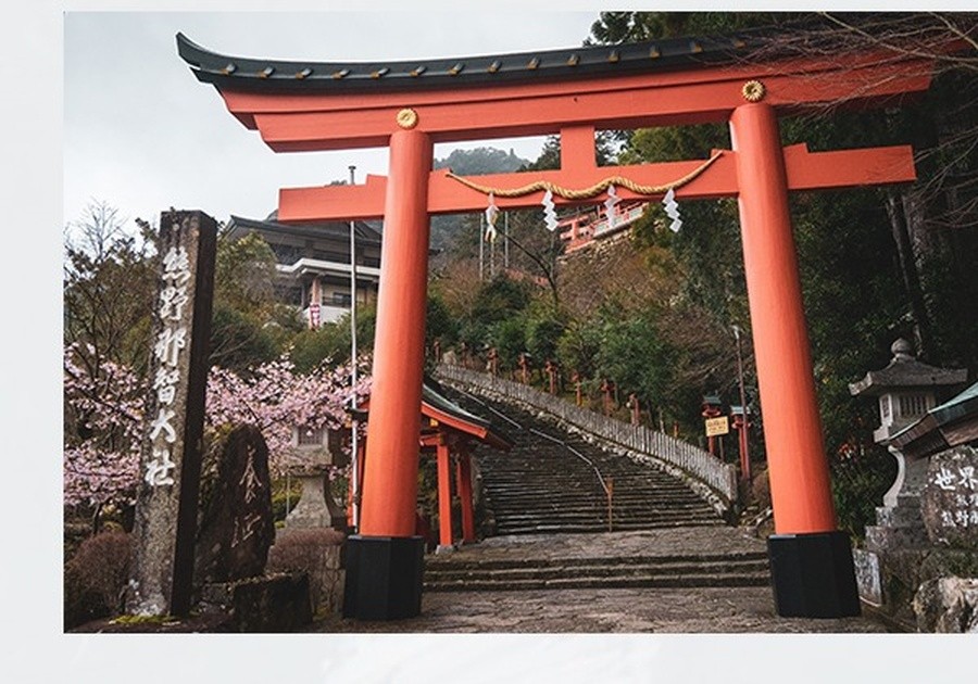 山路入口的红色鸟居