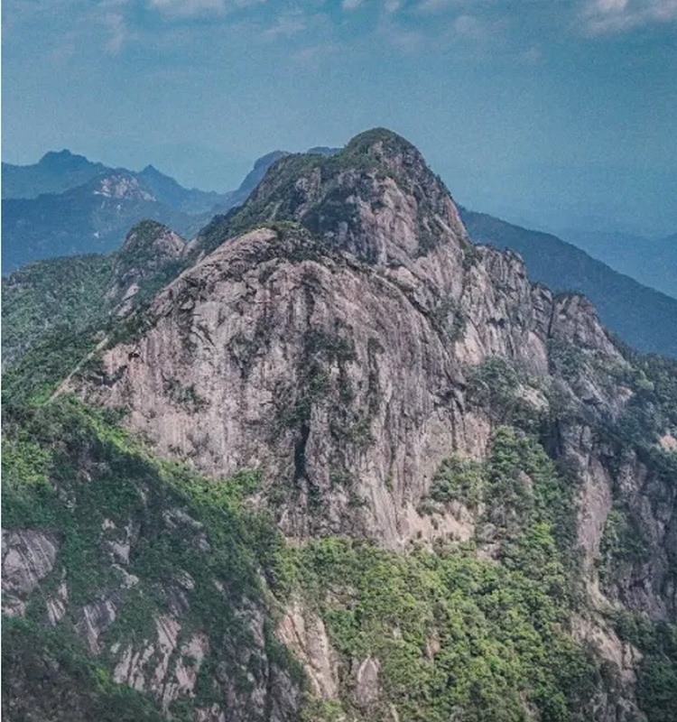 远处层叠的岩石山峰