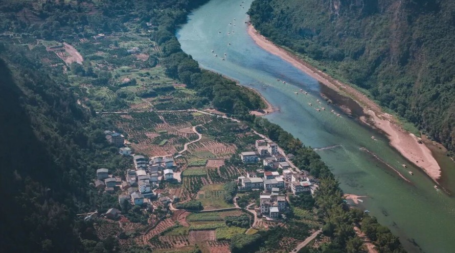 河流绕过山村与山林