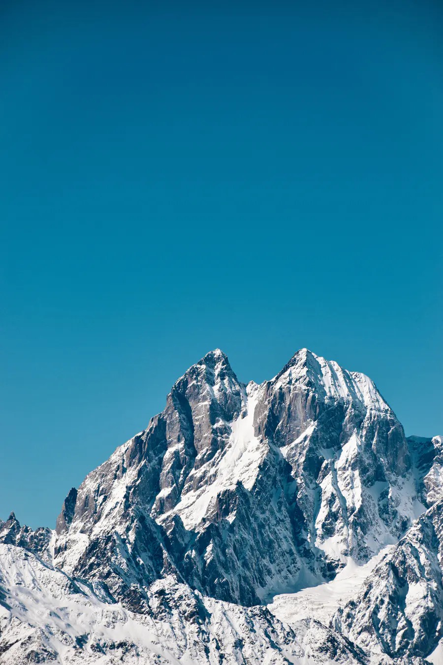 蓝天下的雪峰