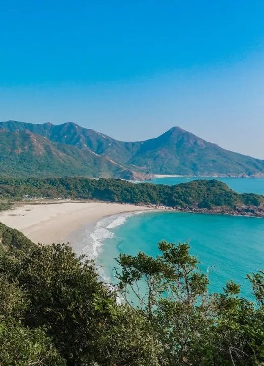 海岸边的弯曲沙滩