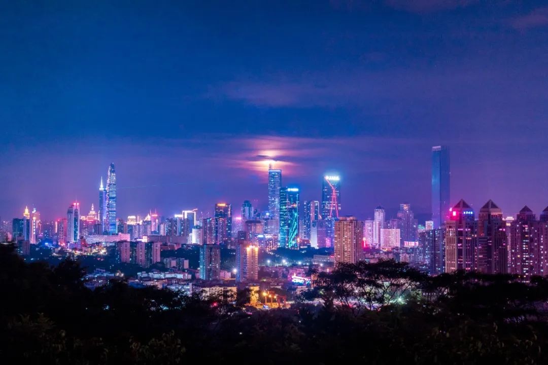 夜间灯光中的城市天际线