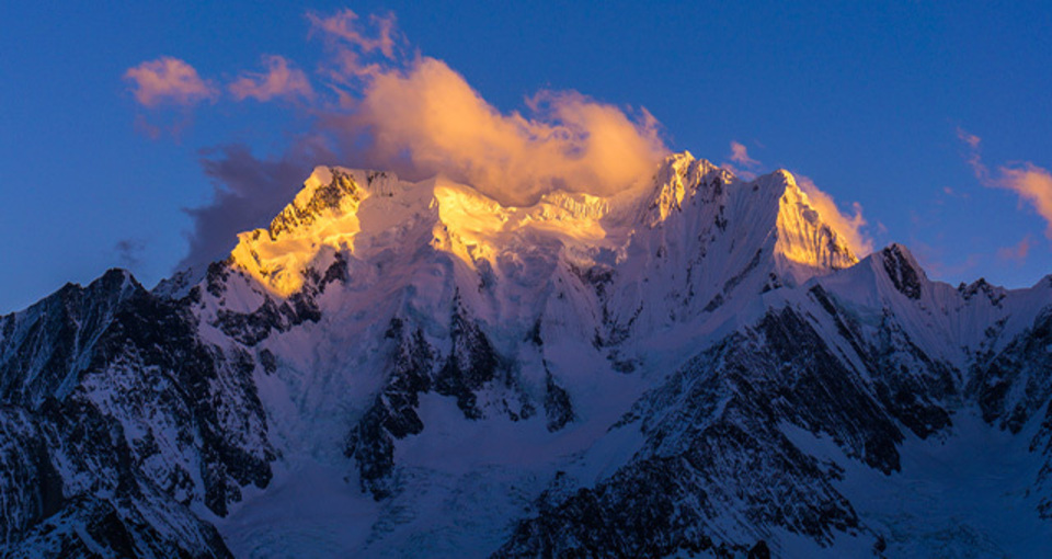 夕阳照亮雪山山顶