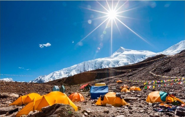 阳光下的高山营地帐篷