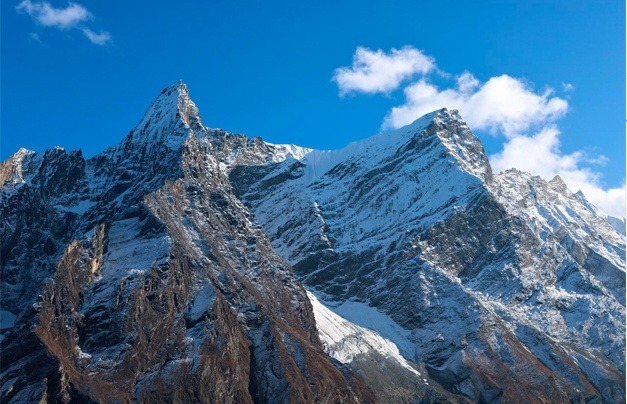 蓝天下的雪山山脊