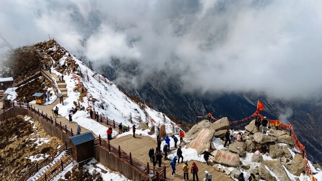 雪山峰顶的观景平台与游客