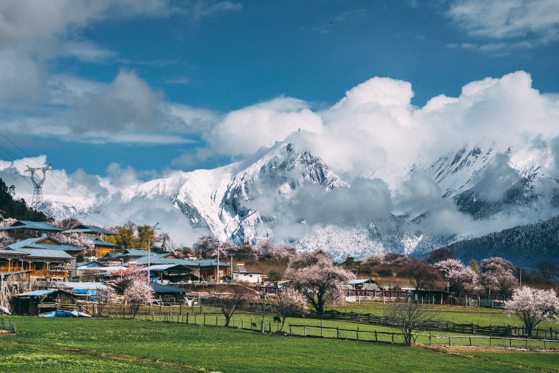雪山下的村落房屋