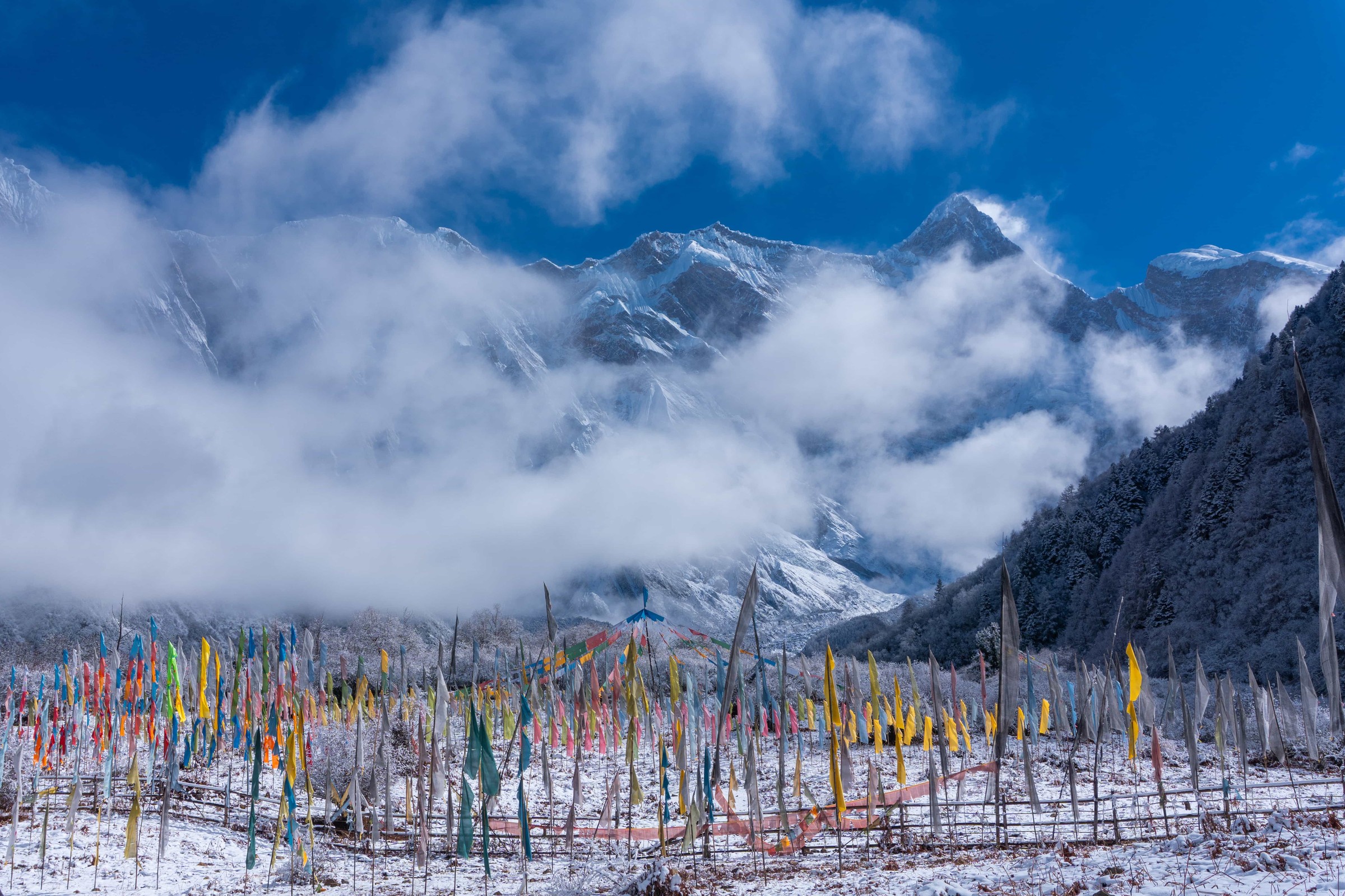 云雾中的雪山与彩色经幡