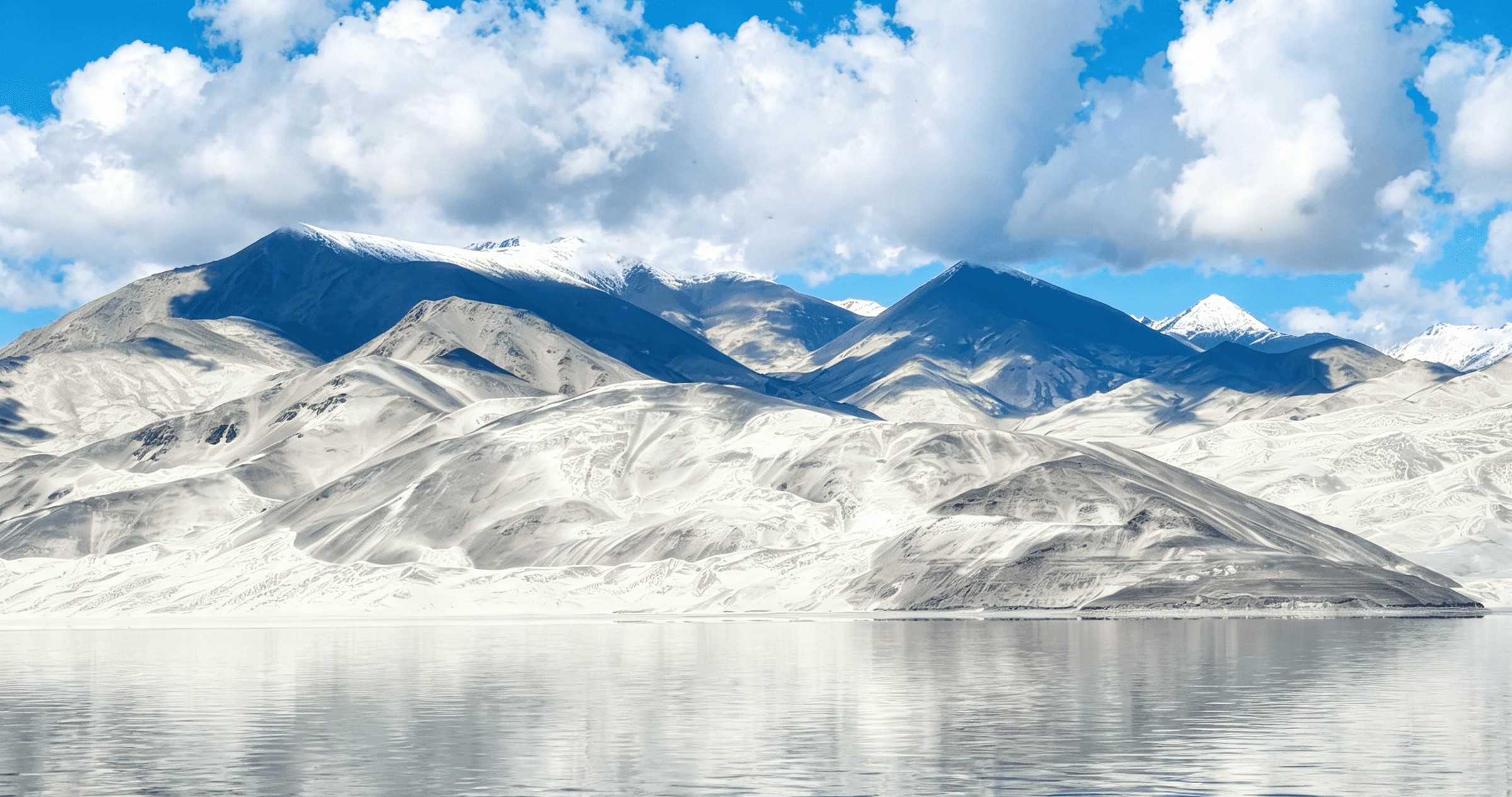 雪山与浅色高原湖泊