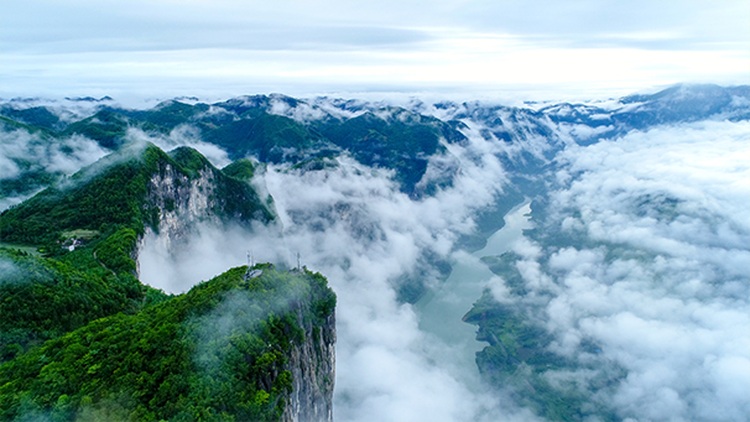 云海环绕的山峰