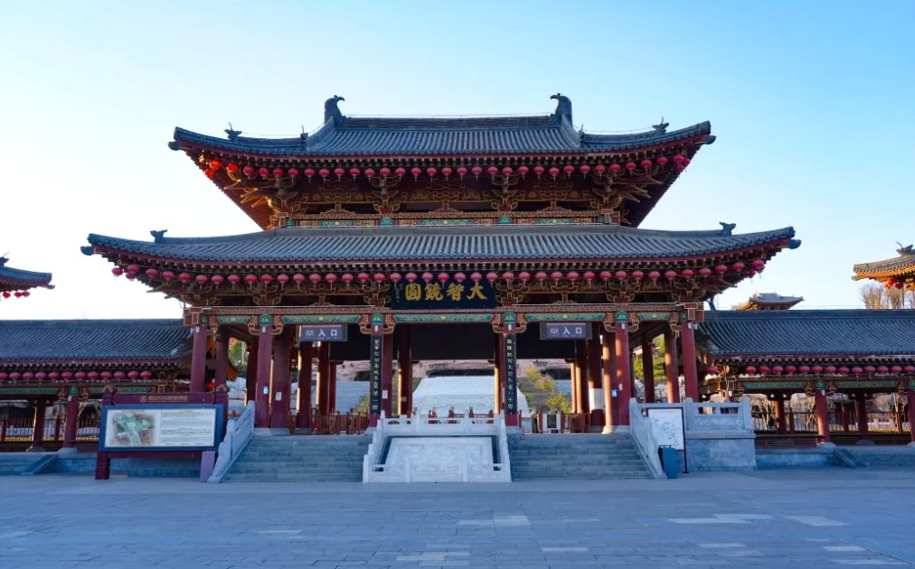 五台山寺庙山门与蓝天